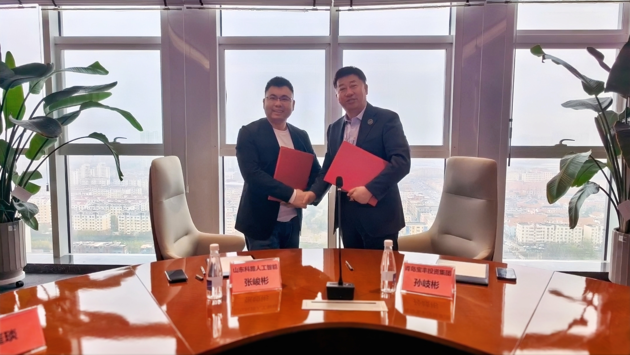 （图左：科路标注董事长 张峻彬                 图右：宝丰集团董事长 孙岐彬）